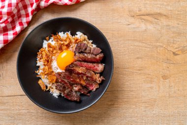 yumurta ile tepesinde pirinç kase dilimlenmiş sığır eti