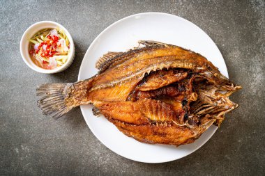 Kızarmış Balık-balık sosu ile