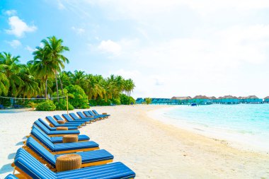 tropikal Maldivler Adası plaj ve deniz ile plaj sandalyesi