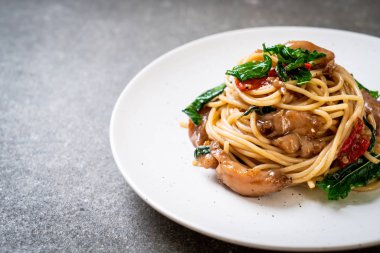 tavuk ve fesleğen ile karıştırın-kızarmış spagetti