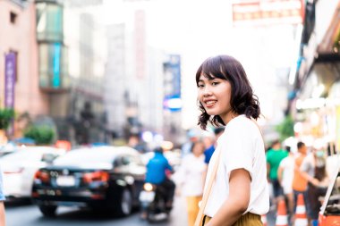 Genç Asyalı kadın Traveler, Bangkok, T China Town Manzaralı