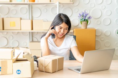 Laptop ve Pho internet kullanırken Asya kadın zevk kendini