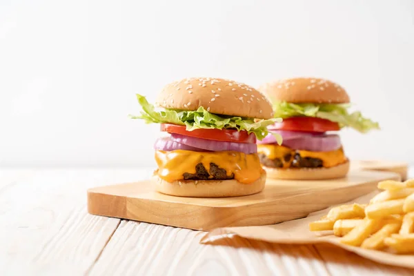 Hamburguesa de carne fresca sabrosa con queso y patatas fritas — Foto de Stock