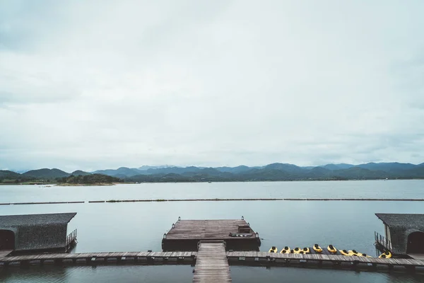 Srinagarind-Staudamm bei bewölktem Himmel in Kanchanaburi, Thailand — Stockfoto