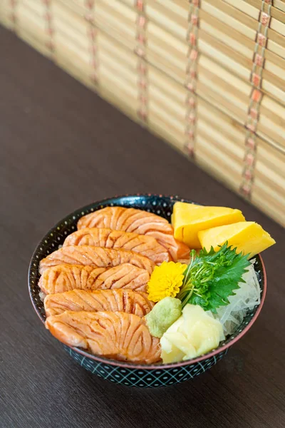Жареный лосось на крыше чаши с рисом (donburi ) — стоковое фото