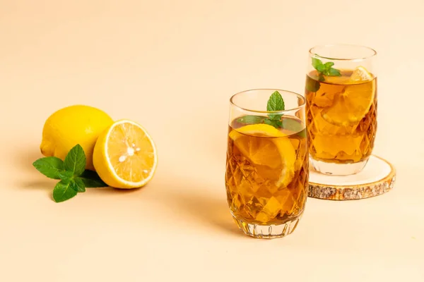 Склянка льодовикового лимонного чаю — стокове фото