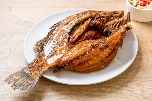 Peşte prăjit cu sos de peşte — Fotografie, imagine de stoc