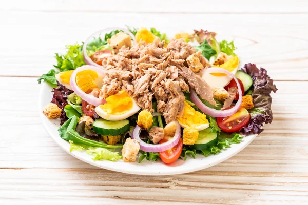 Atum com salada de legumes e ovos — Fotografia de Stock