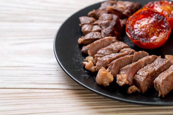 Carne de res a la parrilla mediana rara — Foto de Stock