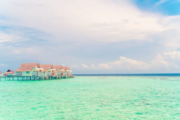 Hermoso complejo tropical de Maldivas hotel e isla con playa a — Foto de Stock