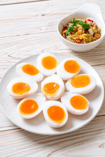 Weich gekochte Eier würziger Salat — Stockfoto