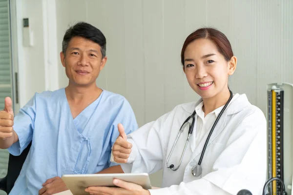 Asian Senior Patient Having Consultation With Doctor — Stock Photo, Image