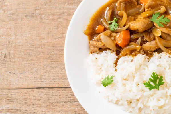 Japansk curry ris med skivade fläsk, morot och lök — Stockfoto