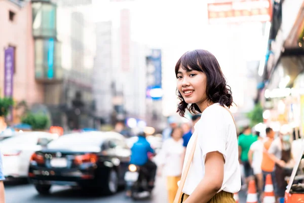 Fiatal ázsiai nő utazó, kínai negyed, Bangkok, T kilátással — Stock Fotó