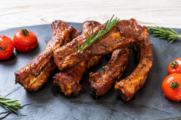 Gegrilde barbecue ribben varkensvlees — Stockfoto