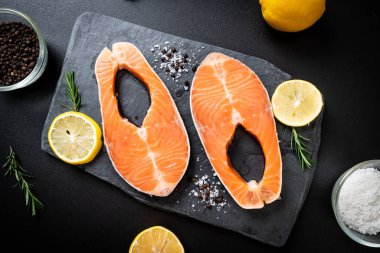 taze çiğ somon fileto biftek