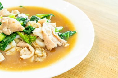  Fried noodle domuz eti ve brokoli ile 