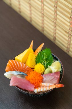 pirinç kase (donburi) tepesinde taze çiğ karıştırın)