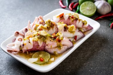 Baharatlı Chili ve limon sosu ile buharda squids