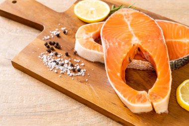 taze çiğ somon fileto biftek