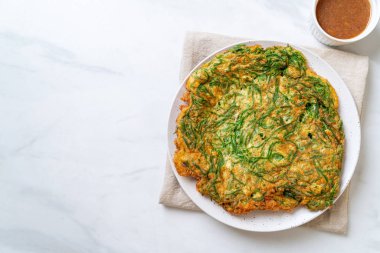  Kızarmış yumurta ve baharatlı karides hamur tırmanma