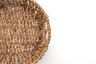 Beyaz arkaplanda hasır sepet