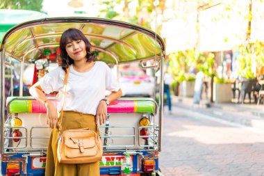 Mutlu ve güzel Asyalı kadın Khao Sarn Road, Tha seyahat