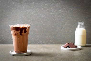 Buzlu çikolata milkshake içecek