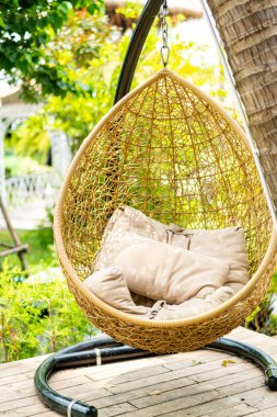 açık veranda hasır salıncak sandalye