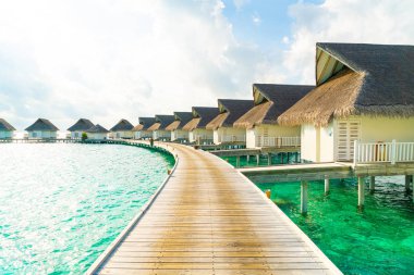 plaj ve deniz ile tropikal Maldivler tatil otel ve ada