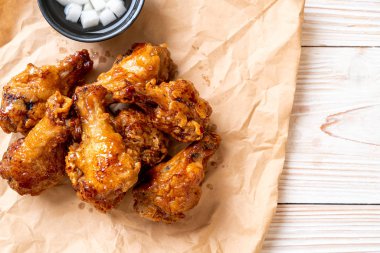 Soslu kızarmış tavuk.