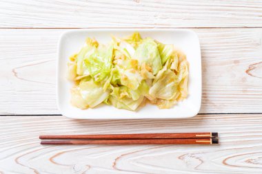 Balık soslu tavada kızartılmış lahana