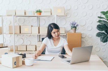 Genç Asyalı kadın kazmak ile çalışan küçük iş sahibi başlatmak