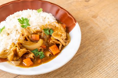 Japon köri pirinç dilimlenmiş domuz eti, havuç ve soğan ile