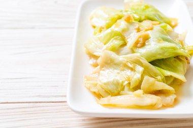 Balık soslu tavada kızartılmış lahana