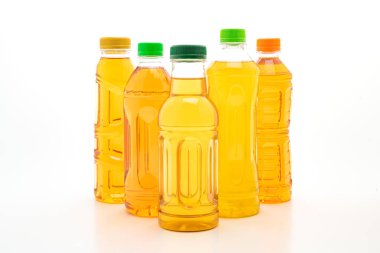 şişe buzlu çay ve yeşil çay beyaz arka plan üzerinde