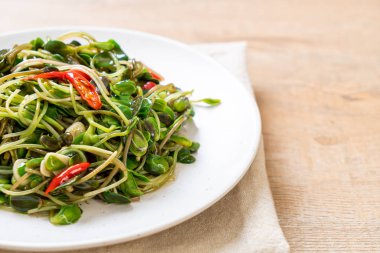 Istiridye sosu ile Kızarmış ayçiçeği Sprout