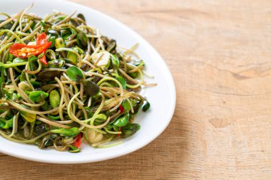 Istiridye sosu ile Kızarmış ayçiçeği Sprout