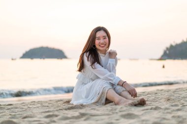 Mutlu çift balayı gidiş tropikal kum plajı üzerinde su içinde seyahat.