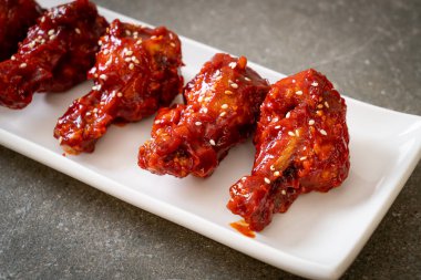 Baharatlı soslu kızarmış tavuk 