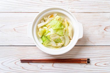 Balık soslu tavada kızartılmış lahana