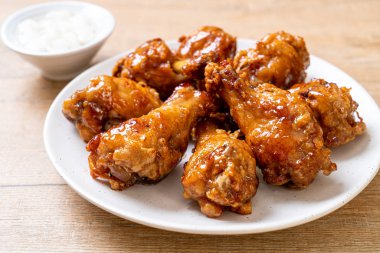 Soslu kızarmış tavuk.
