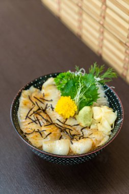engawa pirinç kase (donburi tepesinde)