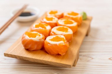 mayonez ve karides yumurta ile taze somon suşi rulo