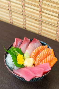 taze somon, ton balığı ve hamachi pirinç kase (donburi tepesinde)