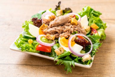 Sebze salatası ve yumurta ile tuna