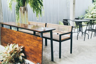 cafe restoranda masa ve sandalye