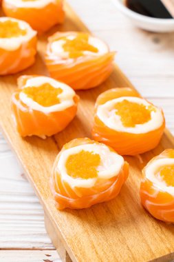 mayonez ve karides yumurta ile taze somon suşi rulo