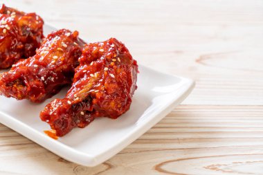 Baharatlı soslu kızarmış tavuk 