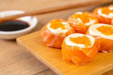 mayonez ve karides yumurta ile taze somon suşi rulo